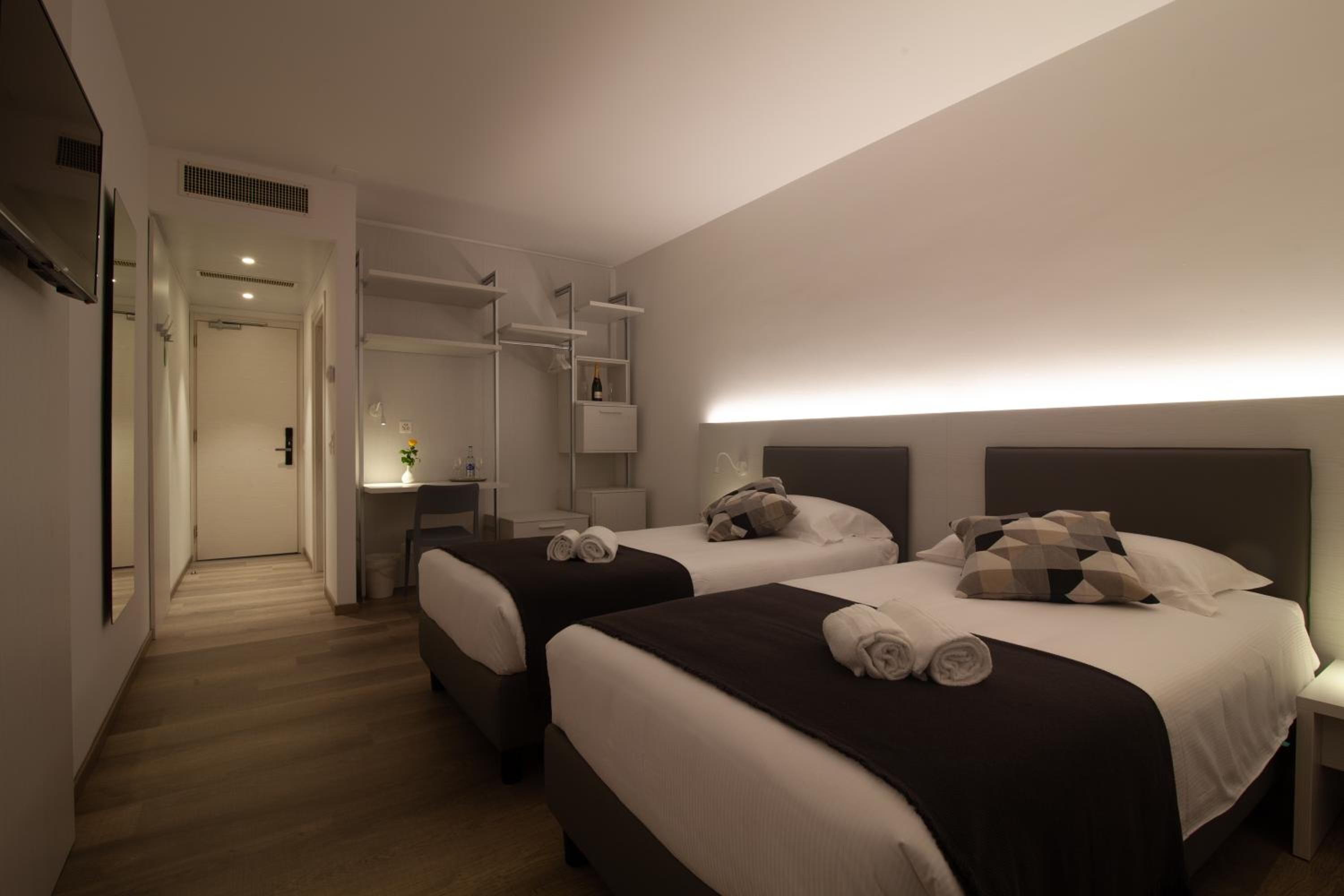 minibar, desk, soundproofing, cots/infant beds