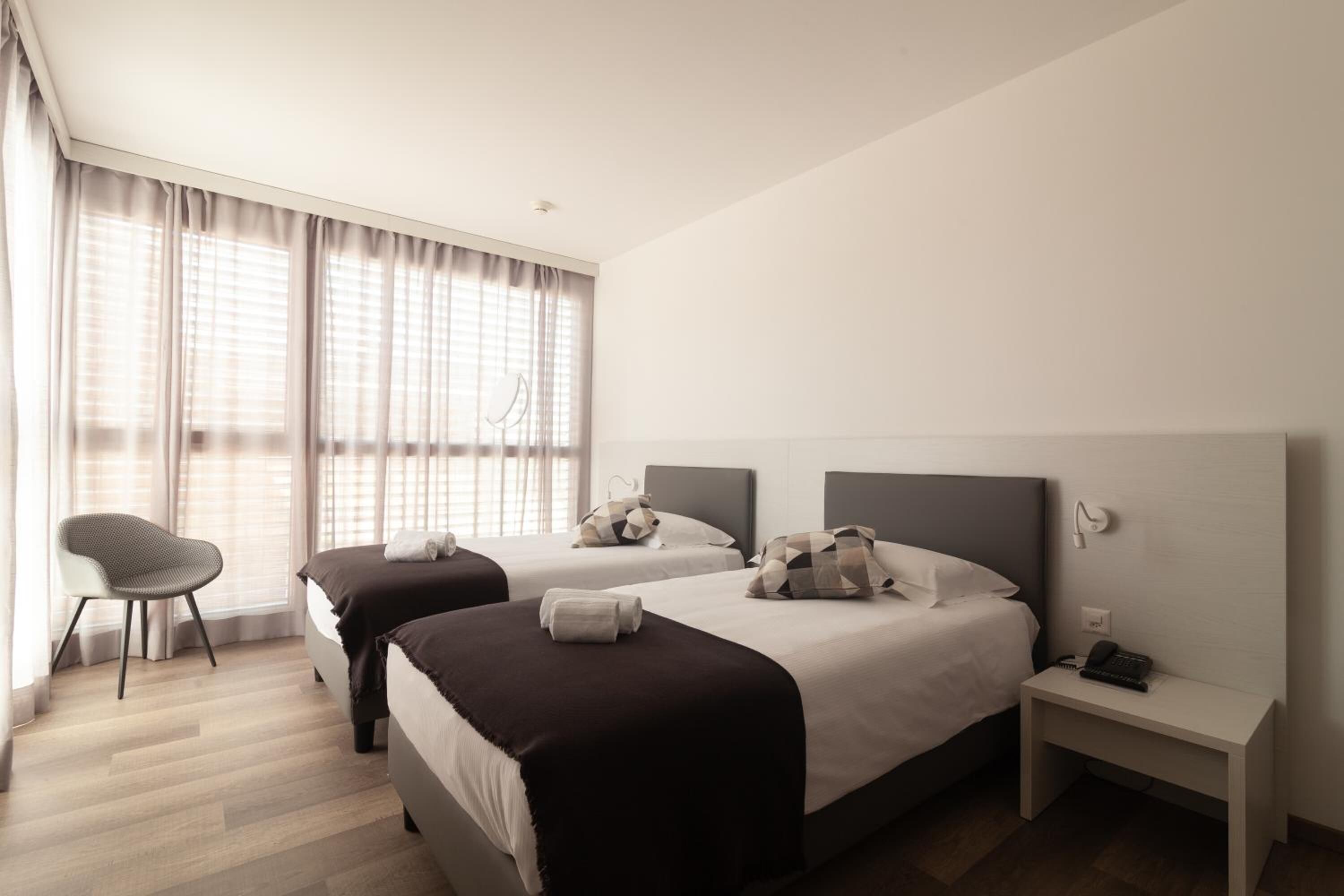 minibar, desk, soundproofing, cots/infant beds