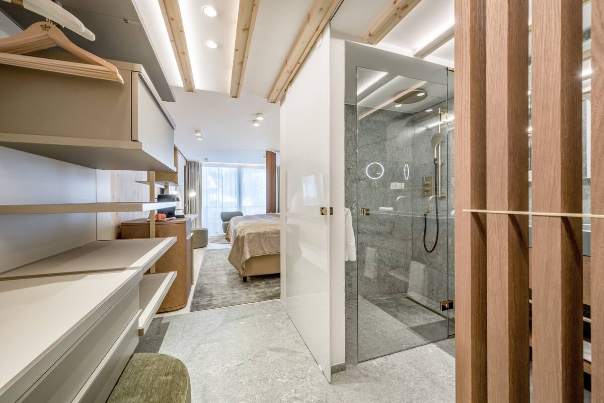 deluxe double room, 1 king bed, mountain view, slope side | 2 bedrooms, premium bedding, minibar, in-room safe