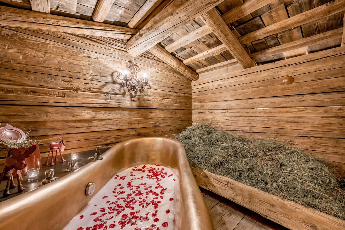 sauna, hot tub, steam room, body treatments, aromatherapy