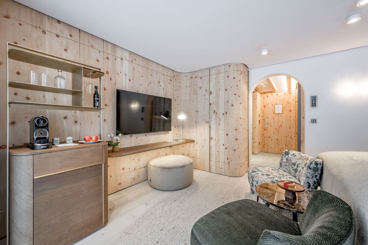 standard double room | 2 bedrooms, premium bedding, minibar, in-room safe