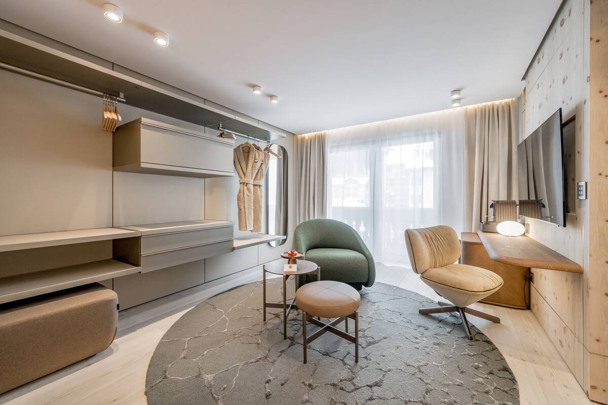 Suite – deluxe | Oppholdsområde | Smart-TV, oppvarmet gulv og strømmetjenester