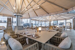 3 restaurants, lunch, dinner served; fondue