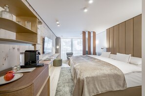 Deluxe tweepersoonskamer, 1 kingsize bed, uitzicht op bergen, aan piste | Luxe beddengoed, een minibar, een kluis op de kamer