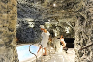 Sauna, hot tub, steam room, body treatments, aromatherapy