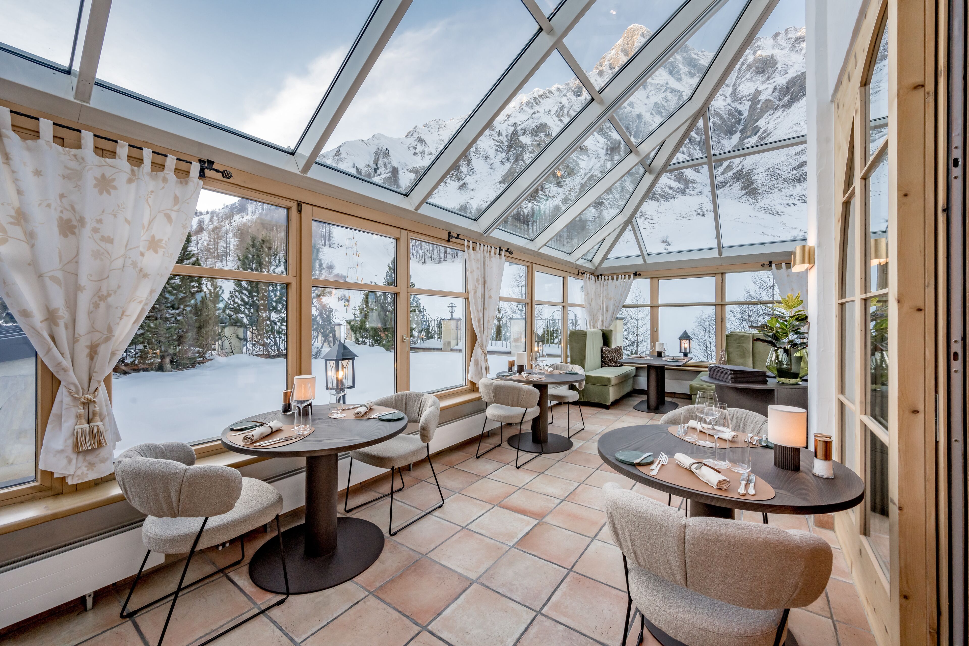 3 restaurants, lunch, dinner served; fondue