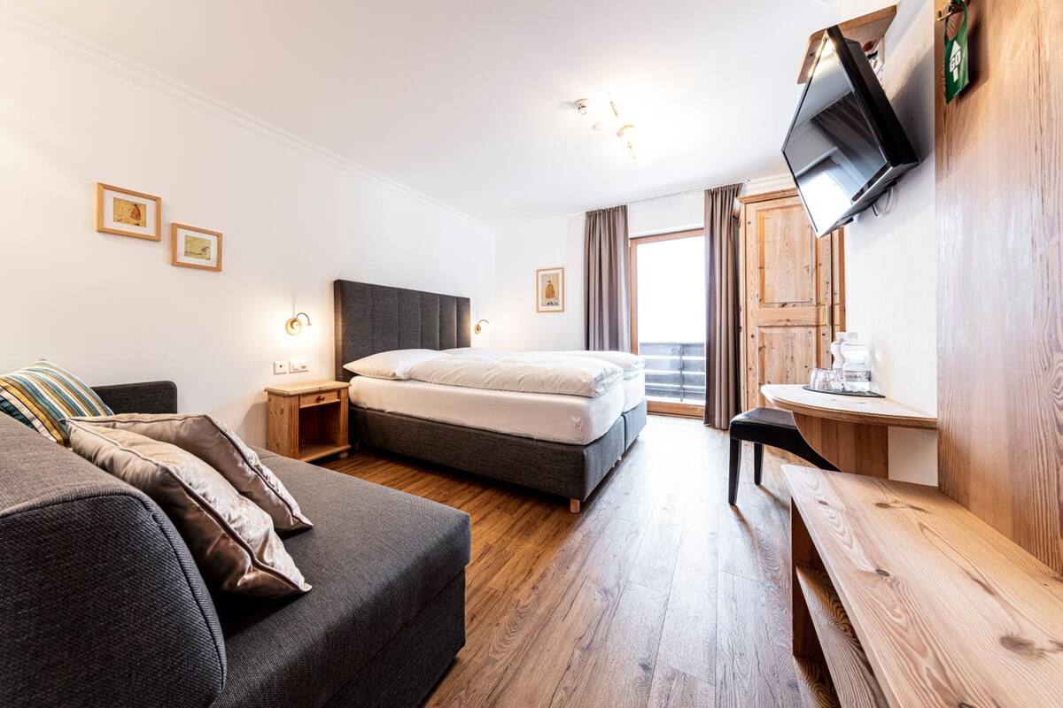 in-room safe, desk, free wifi, bed sheets