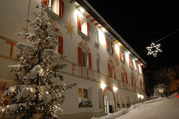 Façade de l’hébergement – soirée/nuit