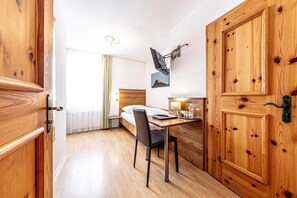 Quarto solteiro econômico | Cofres nos quartos, escrivaninha, Wi-Fi de cortesia, roupa de cama