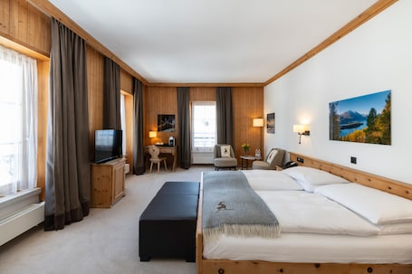 Deluxe dubbelrum | Minibar, vÀrdeförvaringsskÄp pÄ rummet, gratis wi-fi och sÀngklÀder