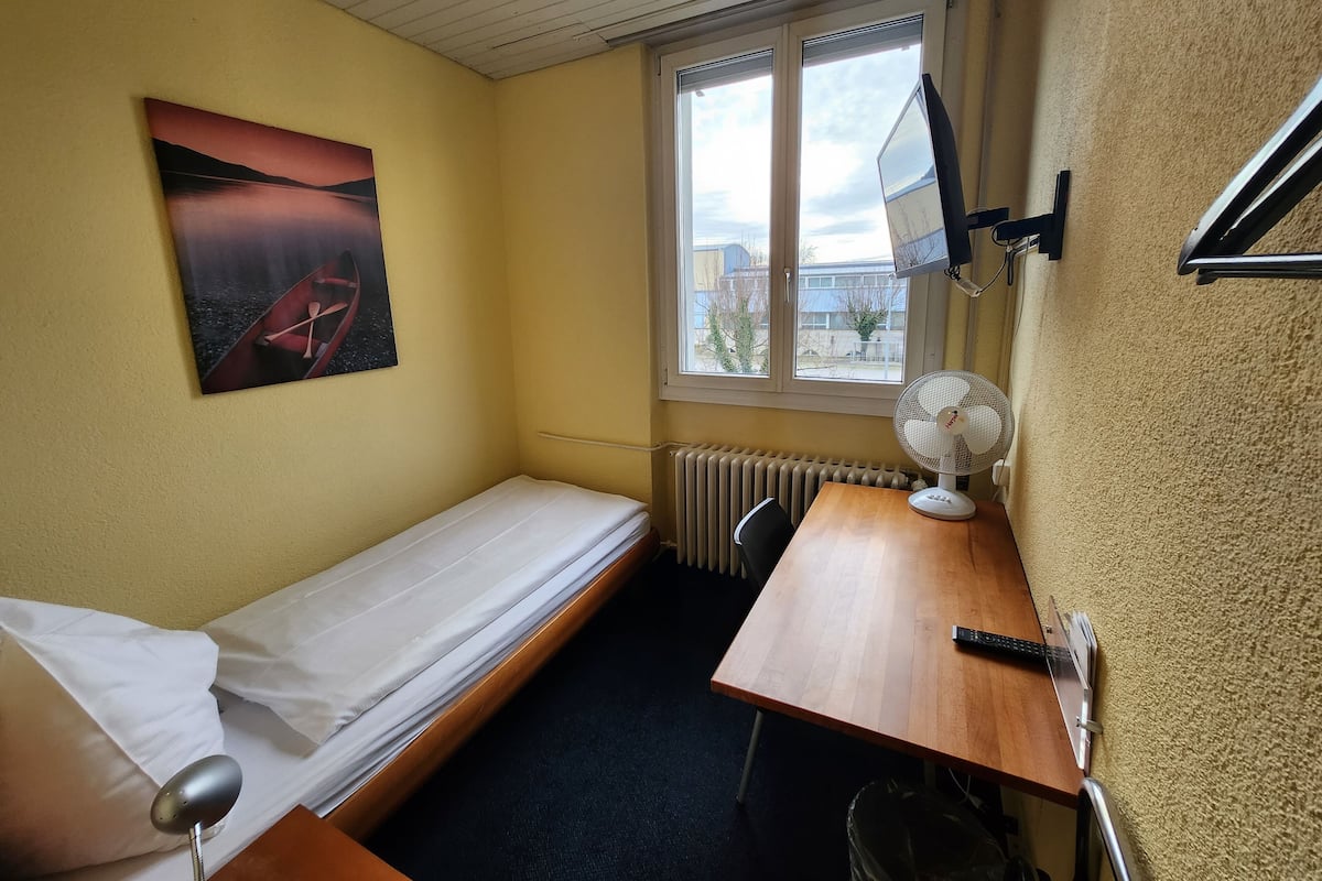 Single Room Budget small | 1 bedroom, in-room safe, desk, soundproofing