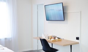Standard-Doppelzimmer | Zimmersafe, Schreibtisch, schallisolierte Zimmer, Bügeleisen/Bügelbrett