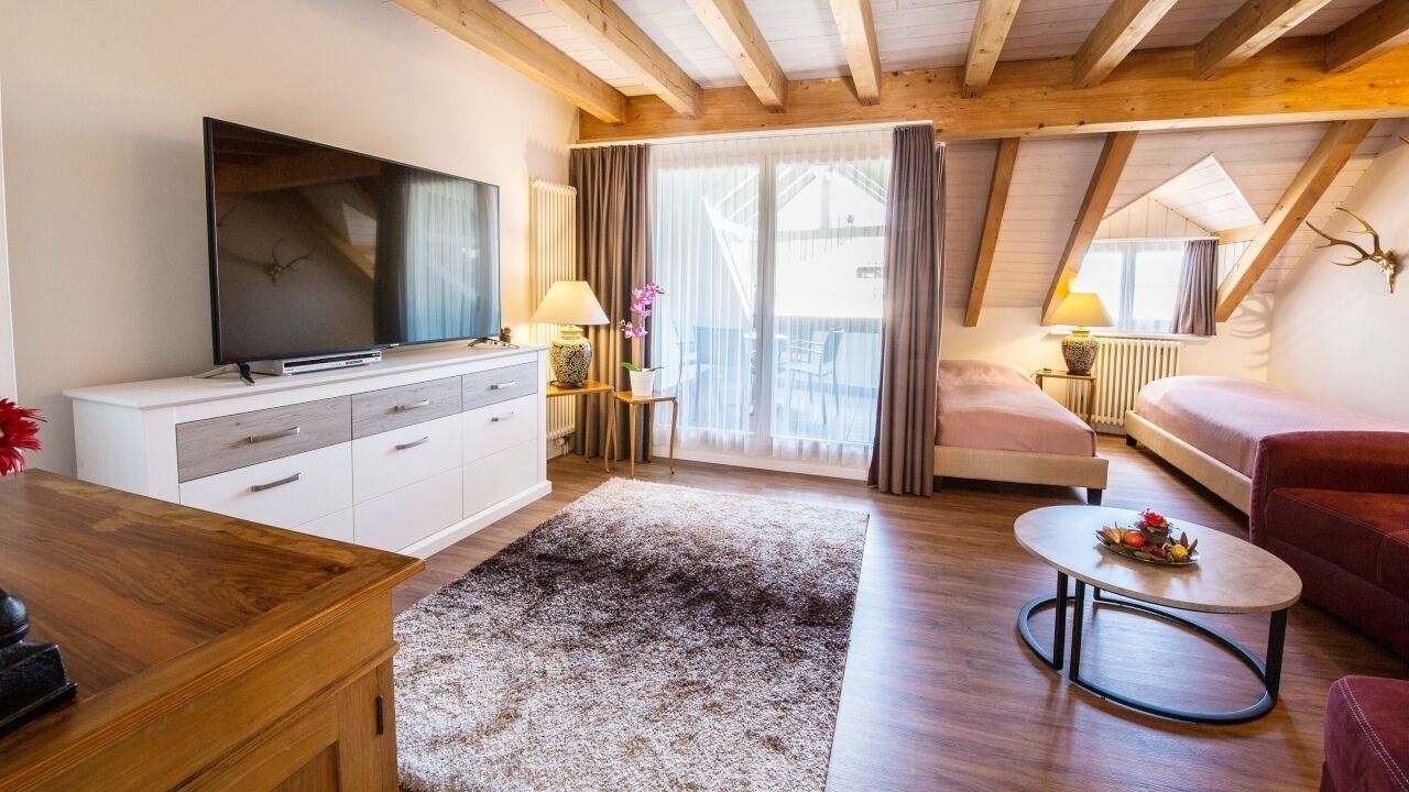 suite, 2 bedrooms | living area | flat-screen tv