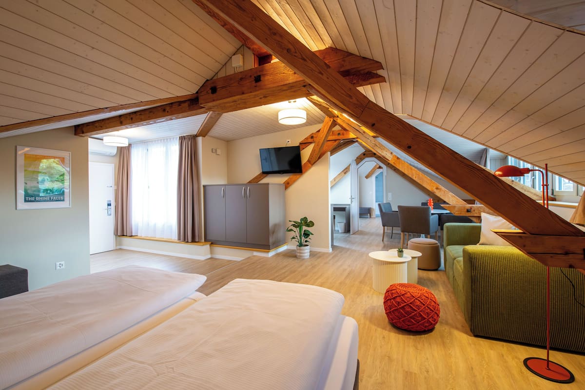Suite, 2 habitaciones, mezzanine | Escritorio, wifi gratis y ropa de cama