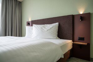 Superior Queensize Room (160cm bed) | In-room safe, desk, free WiFi, bed sheets - b_smart hotel Schönenwerd (Schonenwerd)