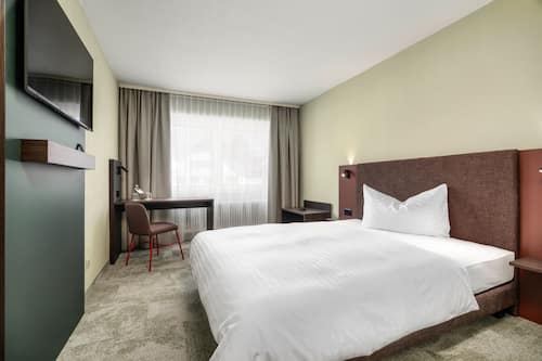 Habitación doble estándar | Área de sala de estar | Televisión de pantalla plana de 50 pulgadas con canales vía satélite