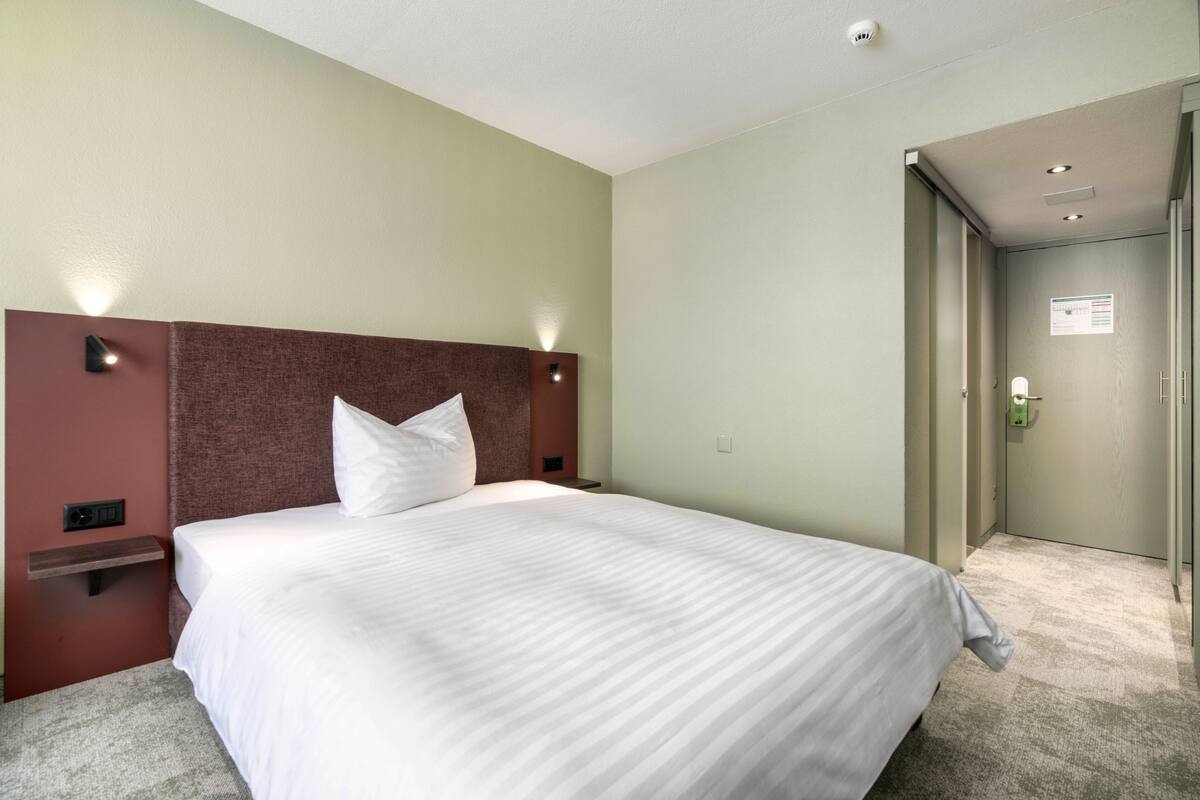 standard queensize room | in-room safe, desk, free wifi, bed sheets