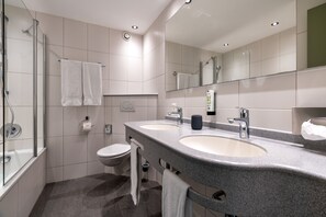 Superior Queensize Room (160cm bed) | Bathroom - b_smart hotel Schönenwerd (Schonenwerd)