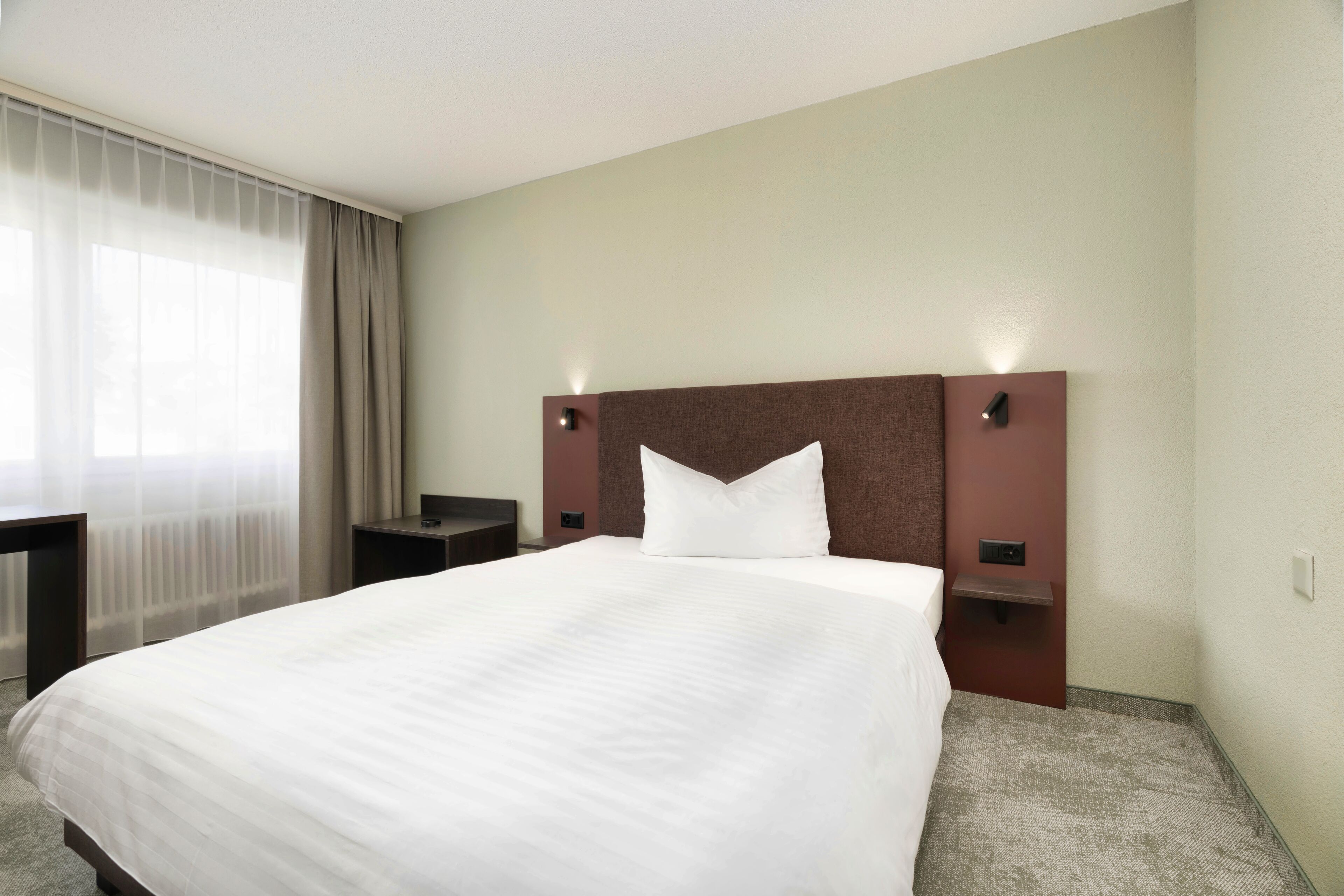 standard queensize room | in-room safe, desk, free wifi, bed sheets