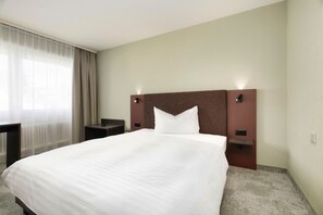 Standard Queensize Room | In-room safe, desk, free WiFi, bed sheets - b_smart hotel Schönenwerd (Schonenwerd)