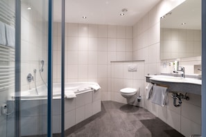Junior-Suite | Badezimmer | Kostenlose Toilettenartikel, Haartrockner, Handtücher, Seife