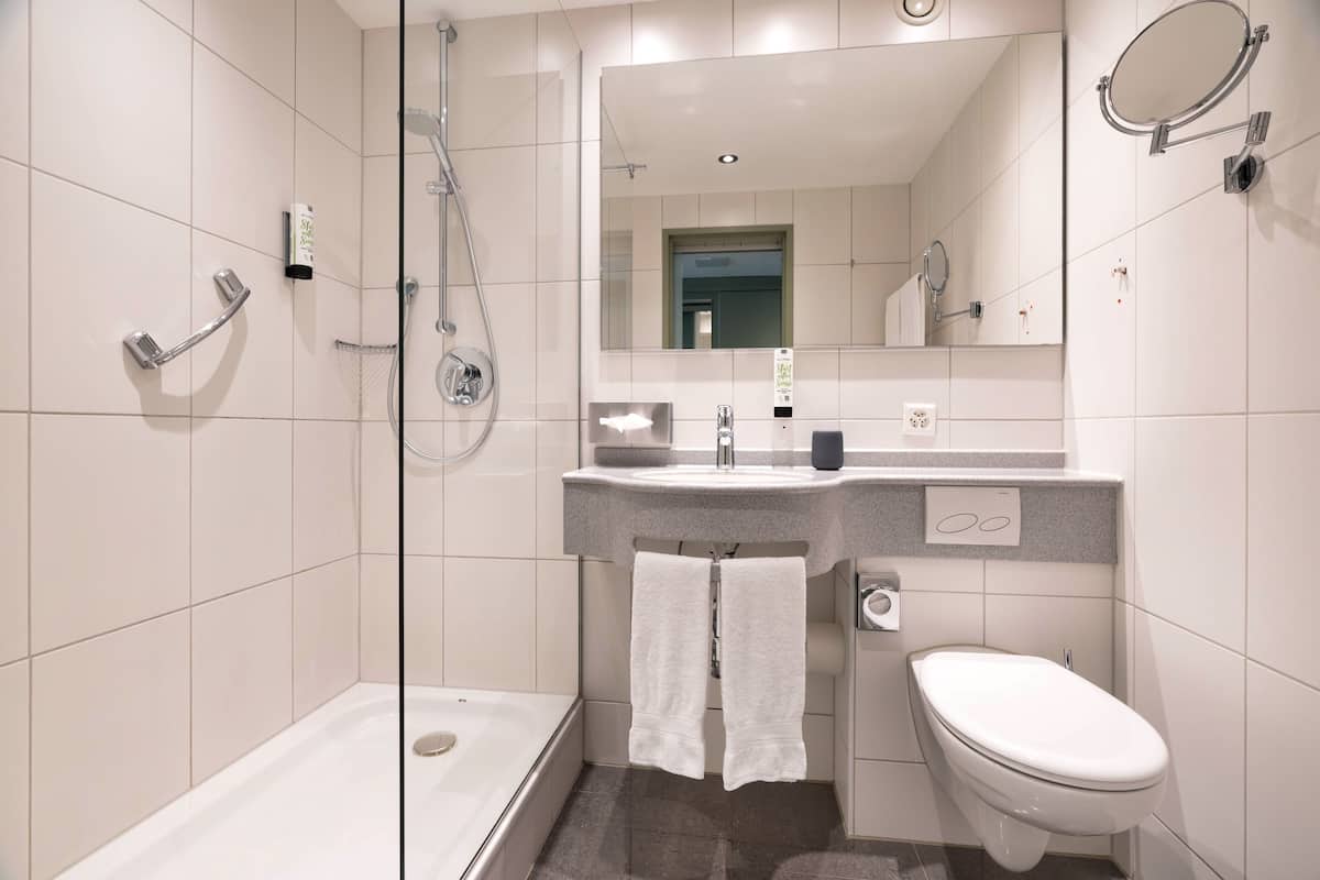 standard queensize room | bathroom | free toiletries, hair dryer, towels, soap