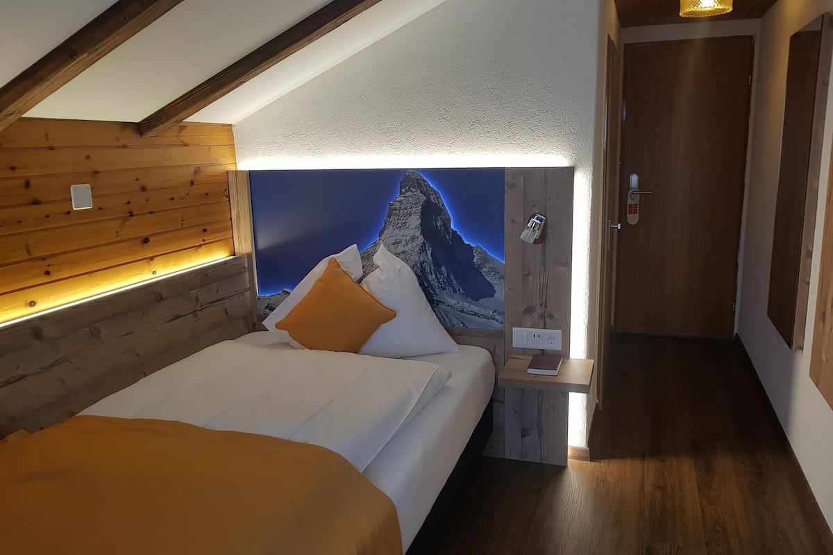 classic single room, non smoking, mountain view | hypo-allergenic bedding, down duvets, in-room safe, desk