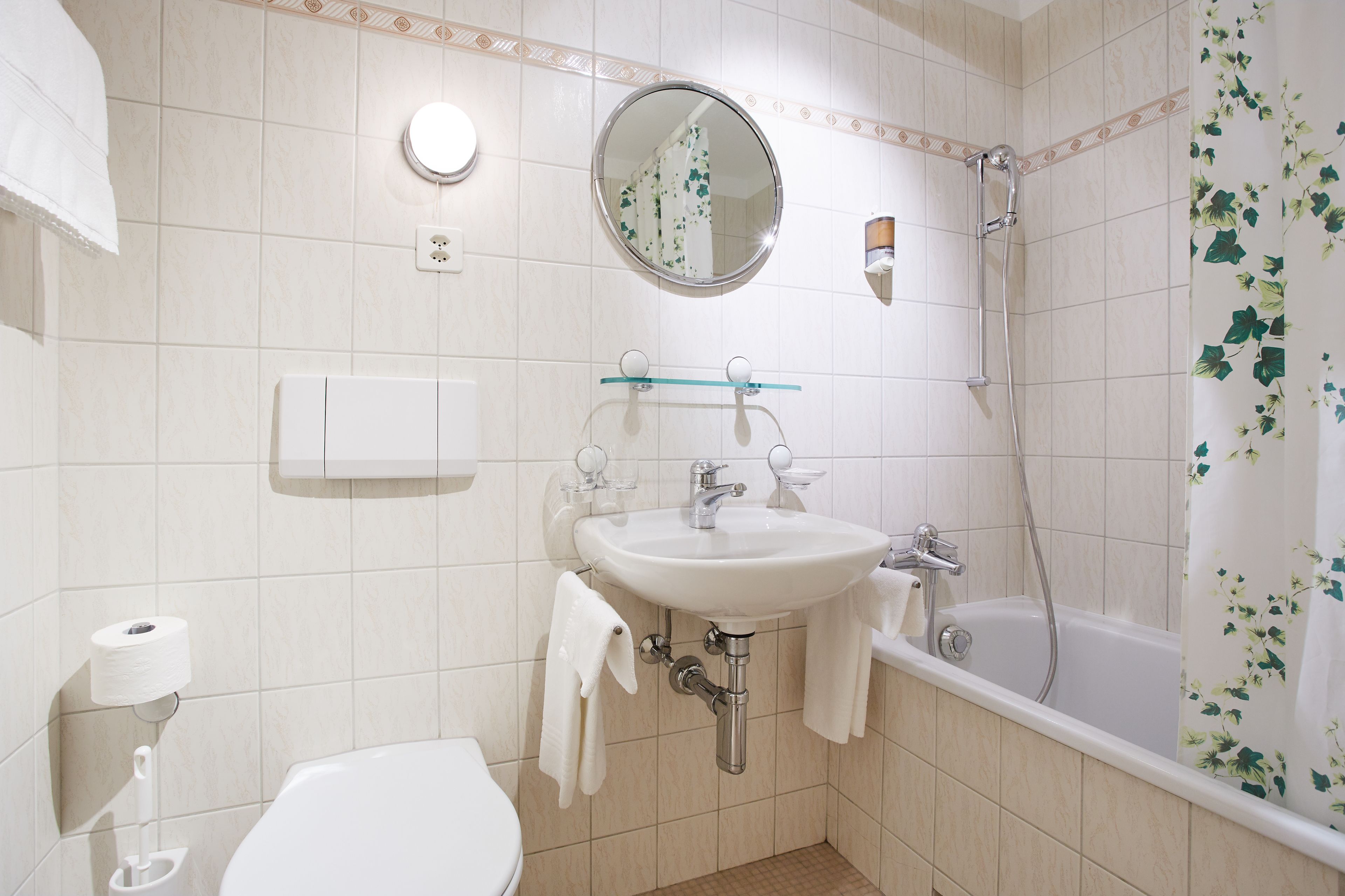 comfort double room, corner | bathroom | hair dryer, towels, soap, shampoo