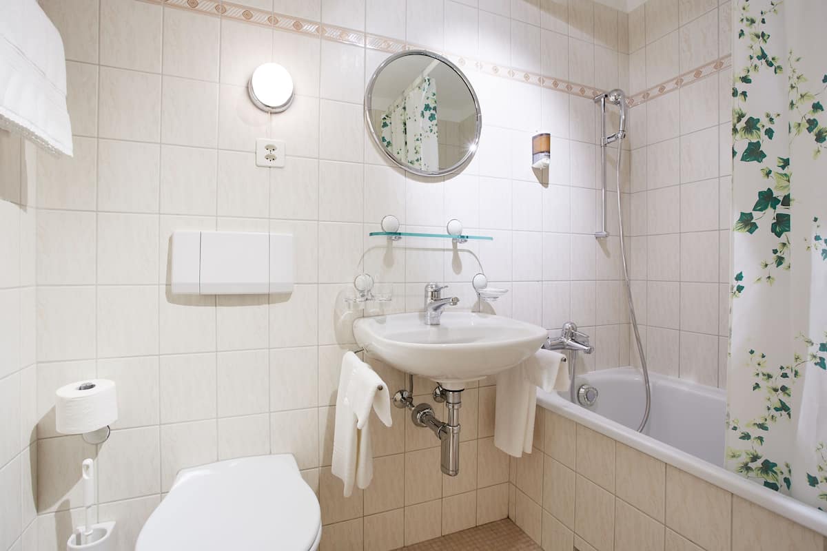 comfort double room, corner | bathroom | hair dryer, towels, soap, shampoo