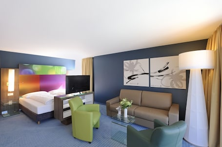 Junior Suite, Non Smoking | Minibar, in-room safe, desk, blackout curtains. TOP SeminarHotel am Aegerisee Unteraegeri