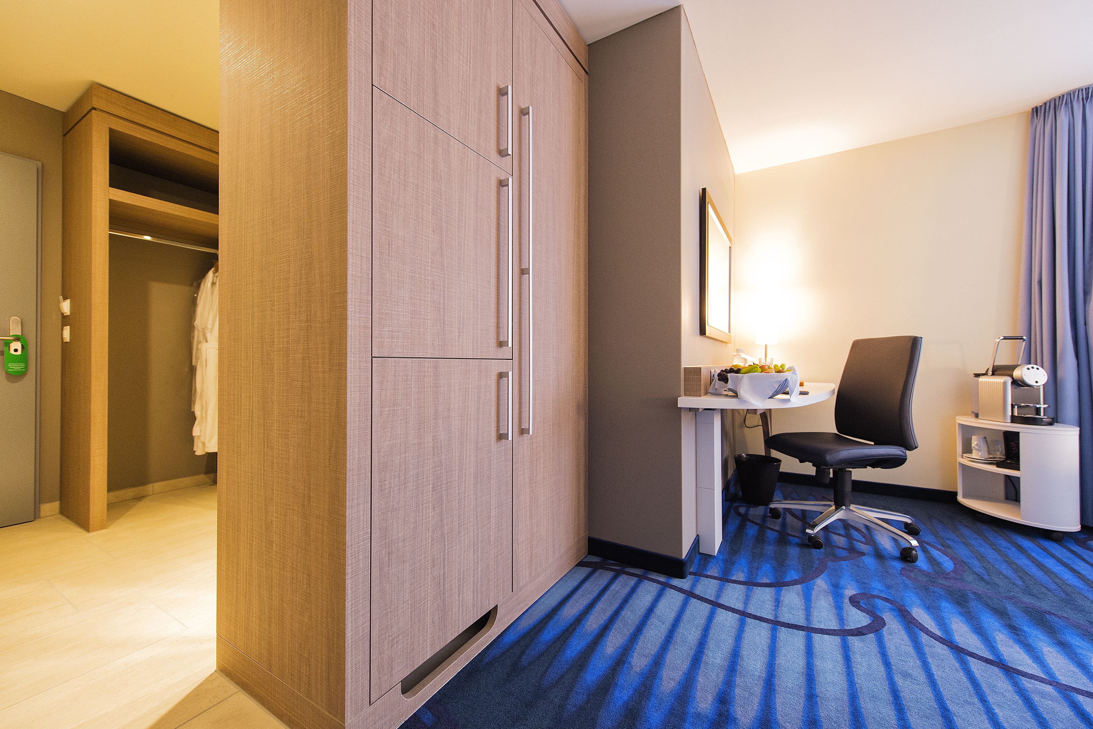 Minibar, caja fuerte, escritorio y cortinas opacas