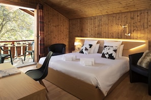 Deluxe Double Room | 1 bedroom, desk, blackout drapes, soundproofing