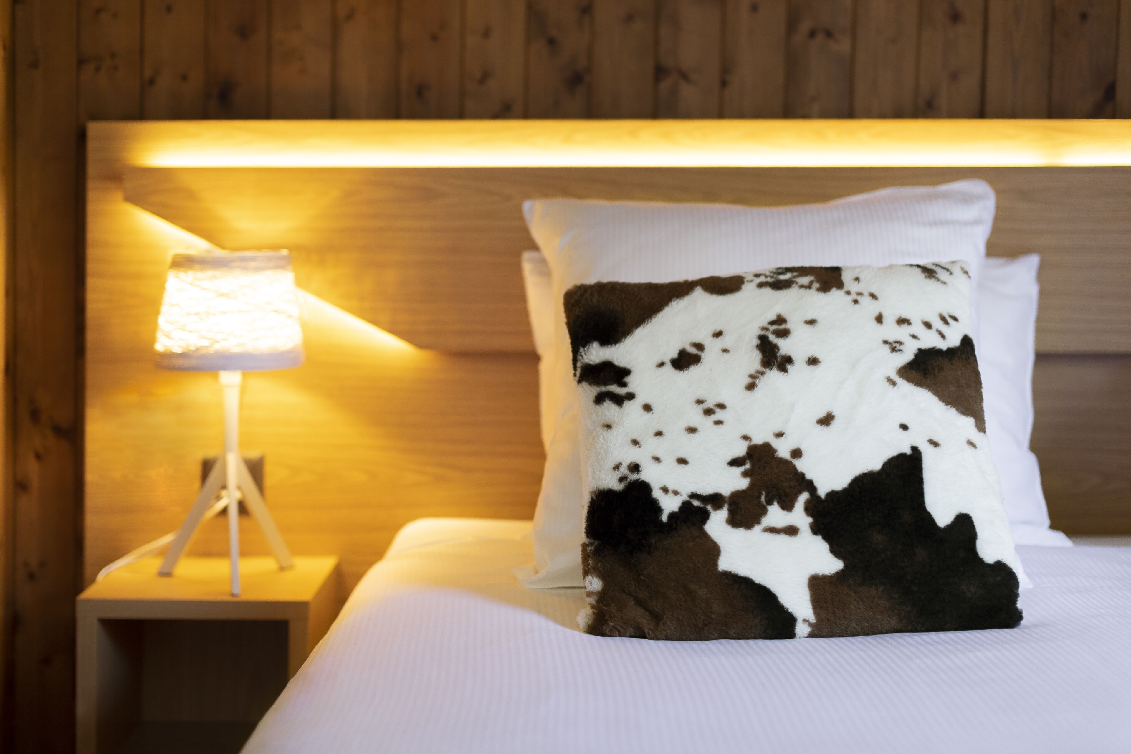 desk, blackout curtains, soundproofing, free wifi