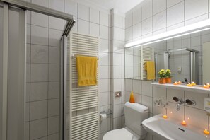 Dusche, Haartrockner, Handtücher