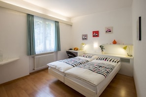 Double Room (Luna) | In-room safe, desk, soundproofing, cots/infant beds - Hotel Vezia (Vezia)