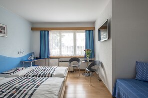 Dreibettzimmer mit Privatgarage