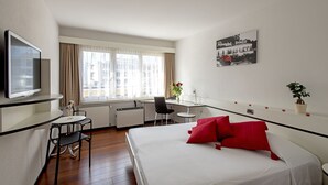 Double room with private garage | In-room safe, desk, soundproofing, cribs (surcharge) - Hotel Vezia (Vezia)