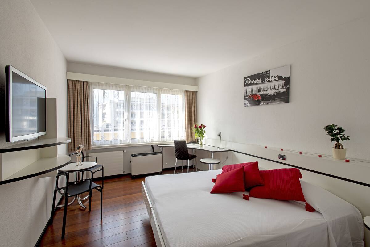 Double room with private garage | In-room safe, desk, soundproofing, cribs (surcharge)