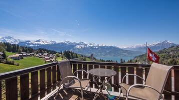 Double Room, lake Thun view | Egyptian cotton sheets, Select Comfort beds, in-room safe, desk