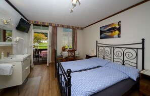 スタンダード ダブルルーム 専用バスルーム | セーフティボックス (室内)、デスク、ベビーベッド、WiFi (無料)