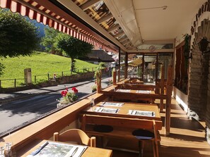 Serveert lunch en diner, lokale gerechten