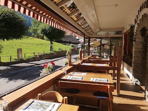 Aperto a pranzo e cena, cucina locale