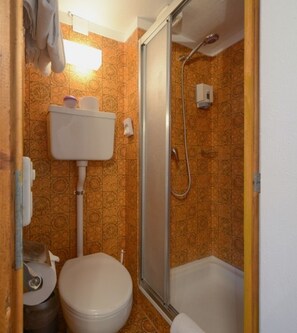 ヘアドライヤー、スリッパ、タオル