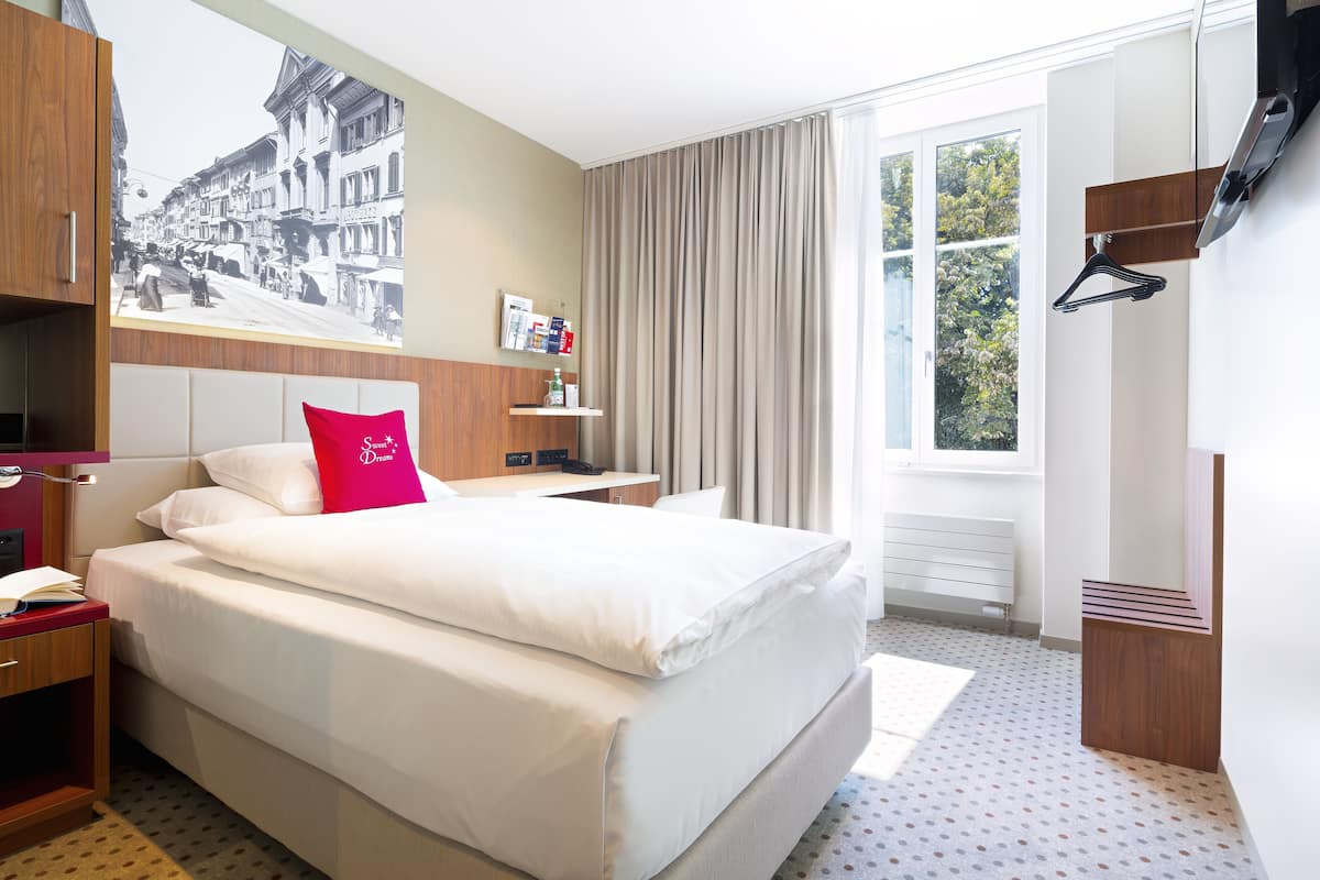 Comfort Single Room | Premium bedding, down comforters, pillowtop beds, in-room safe