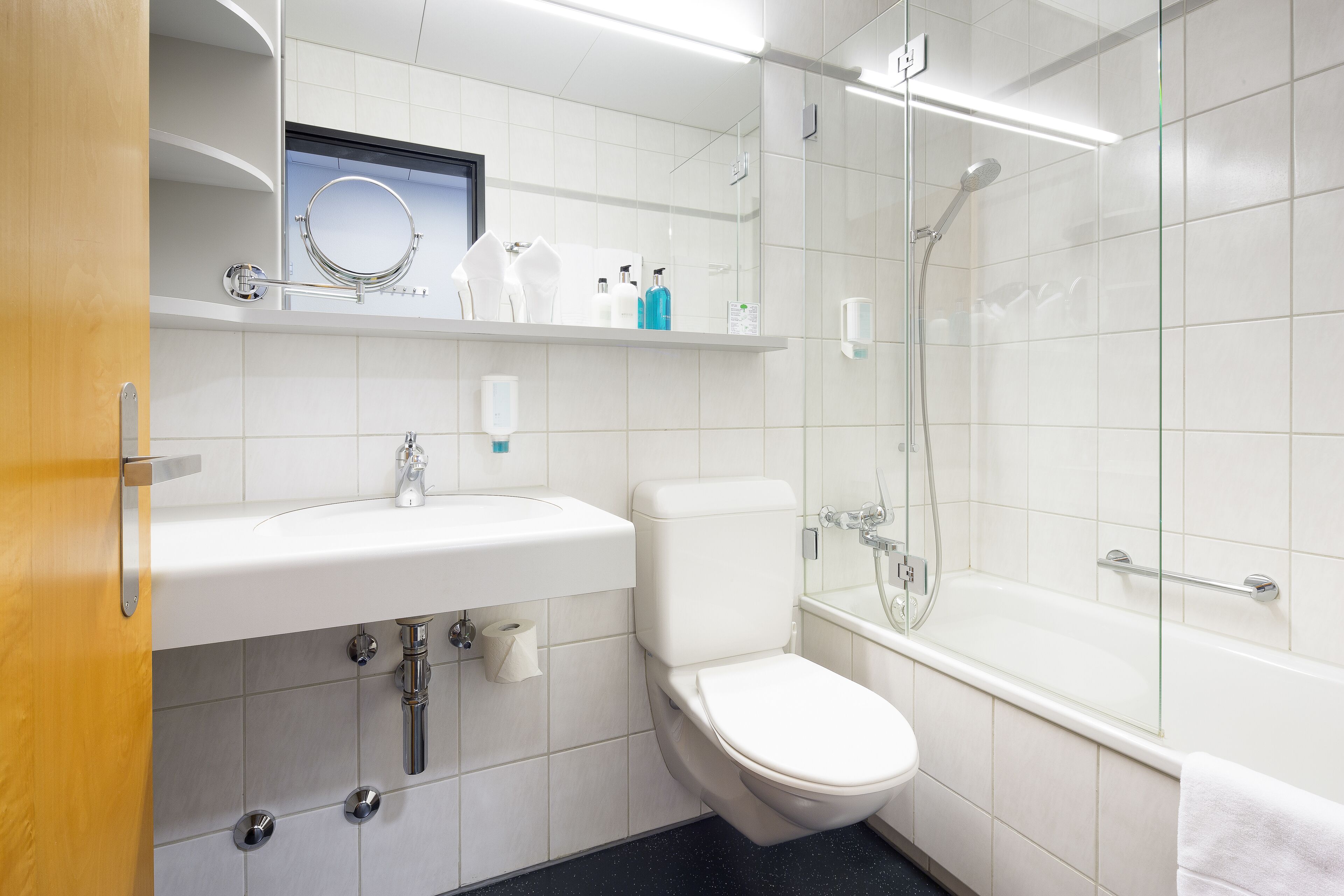 business double room | bathroom | free toiletries, hair dryer, slippers, towels