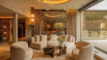 Piscine couverte, chaises longues