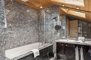 Sviitti (Chalet) | Kylpyhuone | Suihku, designer-hygieniatuotteet, hiustenkuivaaja, kylpytakit