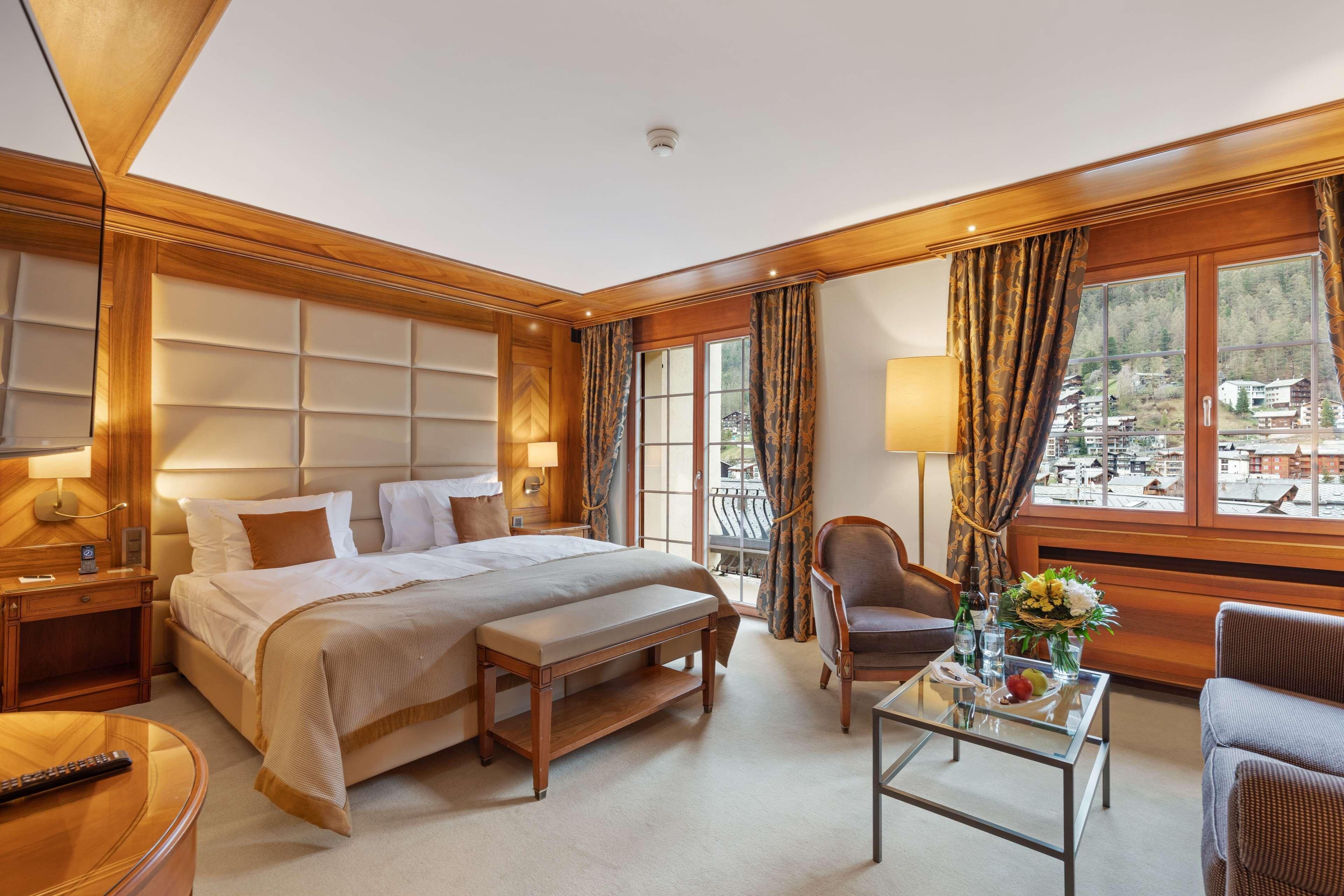 Hypo-allergenic bedding, minibar, in-room safe, desk