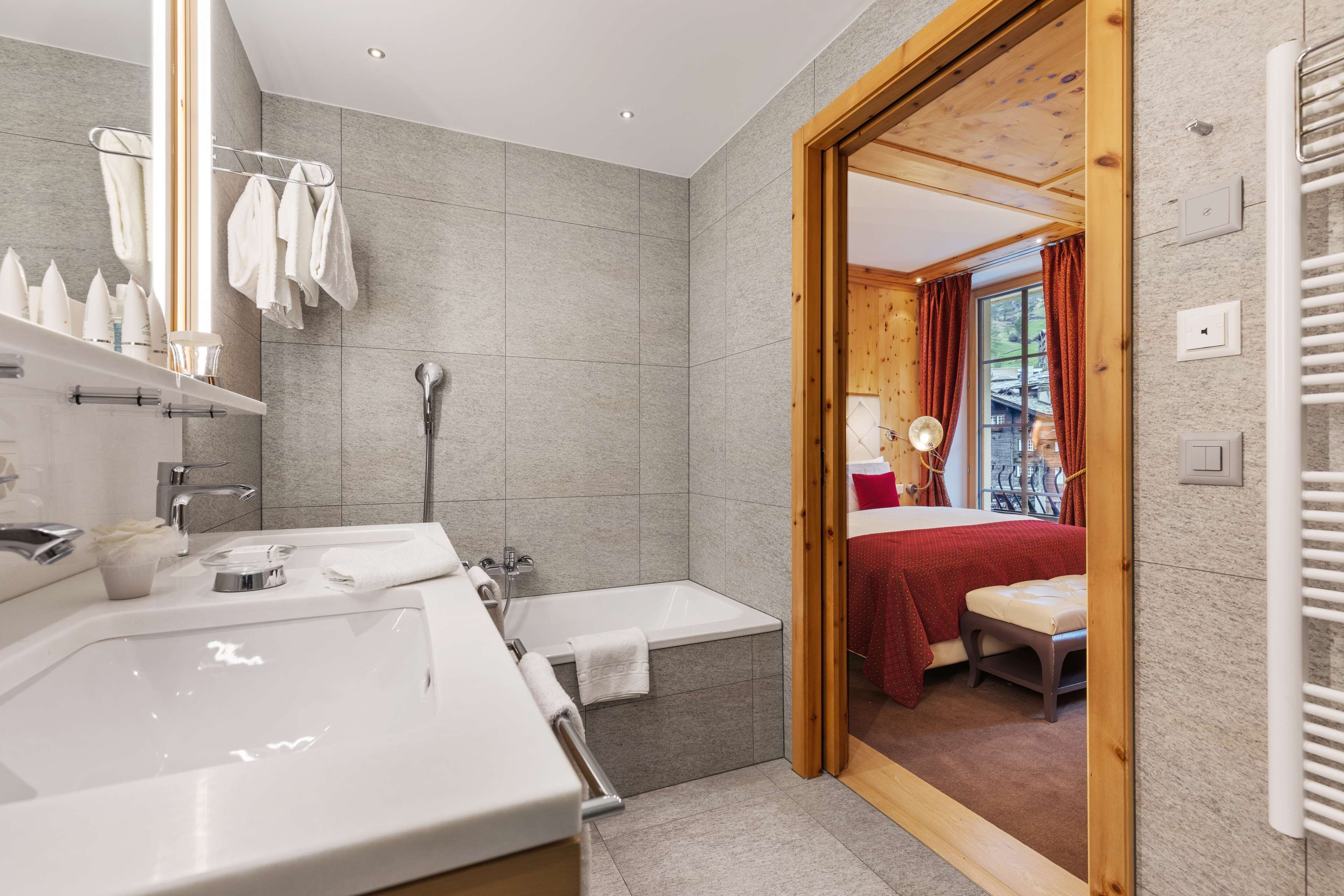 Un bagno moderno con una vasca da bagno spaziosa, una cabina doccia separata e un mobile lavabo con specchio.
