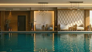 Piscina coperta, lettini